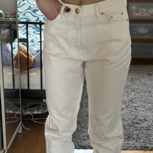 High waisted vita jeans - Dessa byxorna är ifrån Gina tricot och är bara använda ett par gånger. Jeans är för stora för mig, de är mom jeans 