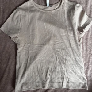 T shirt - Liten rosa tshirt i storlek m Liten modell 