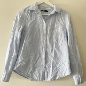 Skjorta  - Skjorta i bomull från GinaTricot. Nypris 199. Använd men i bra skick, använder inte längre ☺️