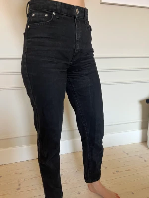 Svarta jeans  - Svarta sköna jeans som sitter bra. 