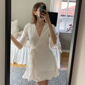 Klänning  - Säljer denna fina klänning🫶🏼 perfekt till student eller skolavslutning 