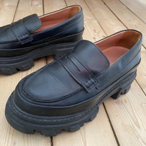 Chunky loafers ganni strlk 39 - Svarta Chunky loafers från Ganni. Storlek 39. Fint skick. Perfekta nu till våren. :)