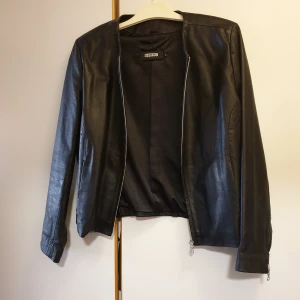 Kavajjacka - Fin kavaj/jacka fint över en klänning. Skinnimitation 