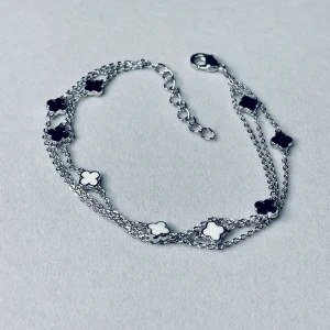 Svart och vitt armband - (15kr frakt) Fint svart och vitt armband som är helt ny!🖤🤍 Passar fint till allt👍🏻 19cm långt och justerbar❤️