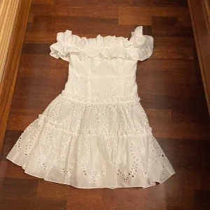 Klänning - Från zara,köpt i Spanien,använd 0 gånger, koster 500, säljer för 200