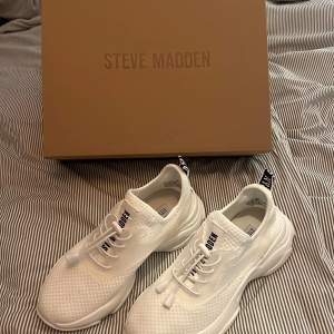Säljer mina splittnya Steve Madden sneakers pga försmå.  Strl 38 men väldigt små i storleken så skulle säga strl 37. Helt oanvända, enbart provat dom. Nypris: 1149 