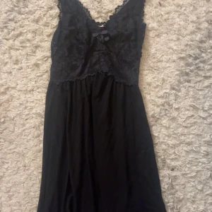 Nattlinne - Säljer detta fina svarta nattlinne från Hunke Möller då det är för litet på mig. Nästan aldrig använt och ser ny ut. Skriv till mig vid intresse.