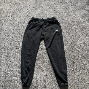 nike fleece byxor - cond 8,5/10. fråga gärna om fler bilder 