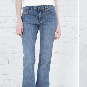 Brandy Melville jeans - Brielle 90’S jeans ganska långa på mig som är 165🫶