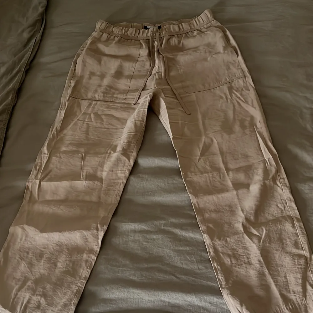Nästan helt nya linne byxor i gott skick . Jeans & Byxor.