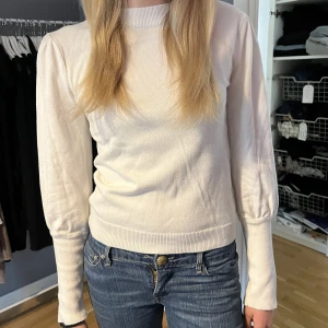 vit tröja med ballongarmar - Superfin vit stickad tröja med ballongarmar, passar till mycket!