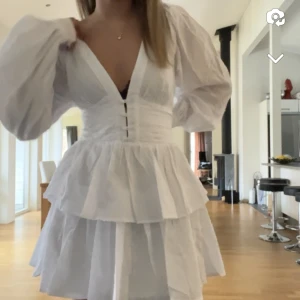 Studentklänning  - Säljer en superfin studentvänlig klänning som tyvärr var lite stor på mig i midjan. Ska själv ha en likadan klänning på studenten då jag valde den mindre storleken och säljer nu den större. Köpte för 750 kr! 