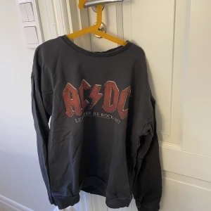 ACDC tröja - Tröja med tryck ”ACDC” i strl 38. Passar mig som brukar ha storlek s.