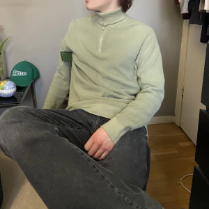 Zara turtleneck zipp tröja - Helt oanvänd som ny Zara Tröja (turtleneck med zipp) i stickat material   I färgen olivgrön   Stlk M - är stretchig i materialet och kan passa större storlekar   Kan mötas varsom inom sthlms innerstad 
