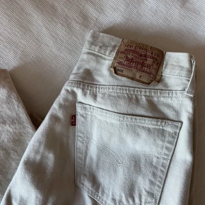 Levis 501 - Det är med stor sorg jag säljer dessa då de har blivit för små för mig :( De är så snygga beiga perfekta levis i storlek w36l36 men jag brukar ha w32 och dessa är för små så det är lite svårt att uppskatta storlek❣️