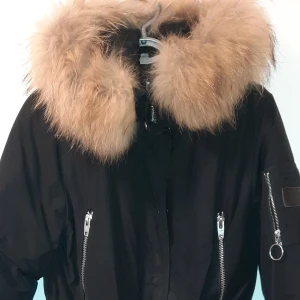 Parka med äkta päls - Säljer nu denna vinterparka ifrån Rock and blue med äkta päls på kragen. Inköptes på Kajs i Gbg för ca 6900kr. Används ett par gånger men är i jättebra skick. Ingen rökare och inga djur finns i hemmet. Strl 38, går att reglera med band i midjan.