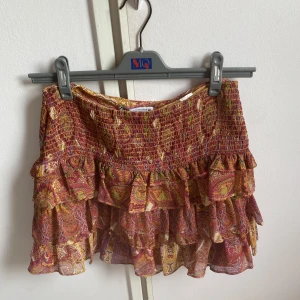 Zara kjol - Sjukt snygg sommar kjol från Zara!! Säljer då den tyvärr blivit lite för kort för mig. Storlek M men den är relativt liten i storleken så funkar även som S!! Använd ett fåtal gånger. 