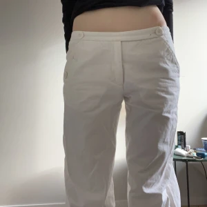 Nakd kostymbyxor - lågmidjade kostymbyxor som är så sjukt snygga säljer då dem är för stora för mig och därför sitter lite konstigt på mig som har 34 så dessa skulle passa perfekt på någon som har 36/38 i st🥰 Midjemåttet:76-78 Innerbenslängden: 78-80