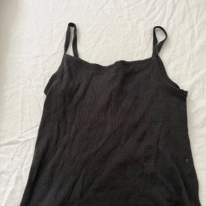 Svart linne - Svart linne storlek XS typ ny aldrig använt 🫶🏻jag vet inte vad det är för märke men jag köpte den på nån Engelsk butik i stan❤️