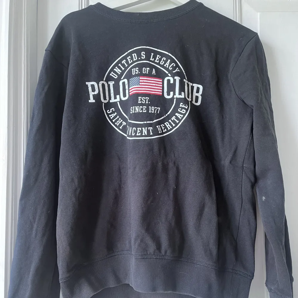 Säljer denna sweatern från Polo Club. St. S men är lite oversized. Säljer pga kommer inte till användning. Köparen står för frakt💕. Hoodies.