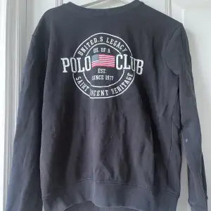 Säljer denna sweatern från Polo Club. St. S men är lite oversized. Säljer pga kommer inte till användning. Köparen står för frakt💕