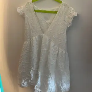 En jättefin vit klänning som tyvärr är för kort för mig💞 storlek är mellan S-M💞 