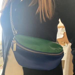 Snygg väska från United colors of benetton  - Snygg fler färgad väska som jag köpte i Italien ett par år sen. Ser helt ny ut och dessvärre inga defekter. 