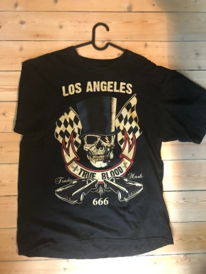 true blood t-shirt - nästan helt oandvänd, XL pris kan diskuteras