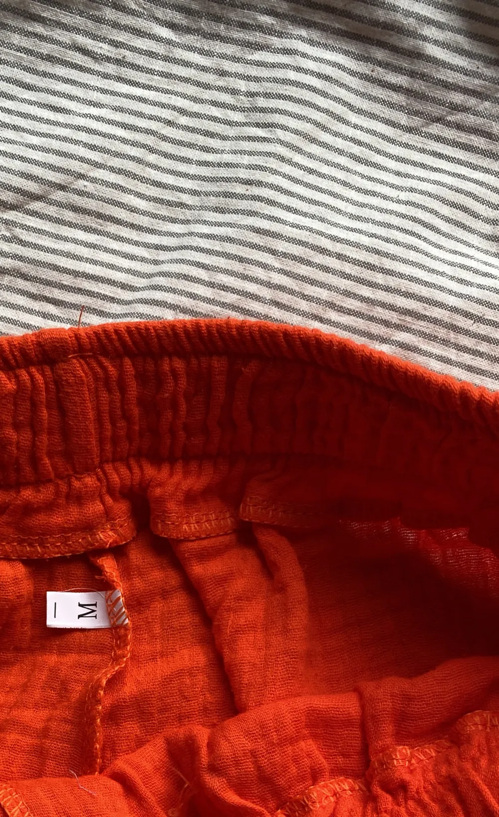 Orangea shorts 🩳som är jättesköna och perfekta när man behöver lite färg i outfiten. 💕. Shorts.