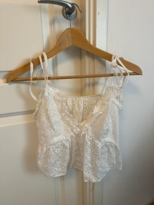 Vit top från shein - En topp från shein som är förstora och därför säljer har den, aldrig använd och är i nyskick 