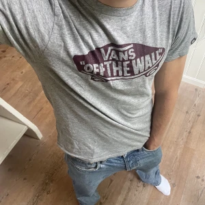 Vans t shirt - Lite äldre vans t shirt. Storlek S men passar M. 