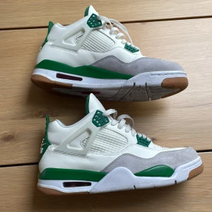 Jordan 4 pine green(retro) - Köpta från sneakers and streerwear fb grupp. Size 44 använda 4 gånger