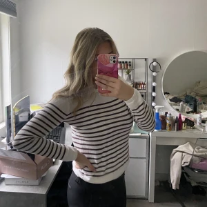 Fin randig stickad tröja - Fin randig stickad tröja från zara i storlek s, säljer för att den inte kommer till användning💖