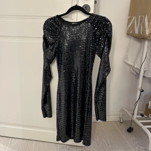 Klänning - Säljer denna silver skimrande klänning då den inte kommer till användning, använd ett fåtal gånger och i bra skick