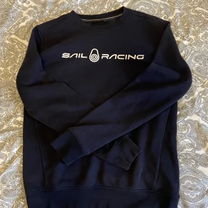 Sail Racing tröja - Säljer tröja som knappt hann komma till någon användning innan jag växte ur den. 