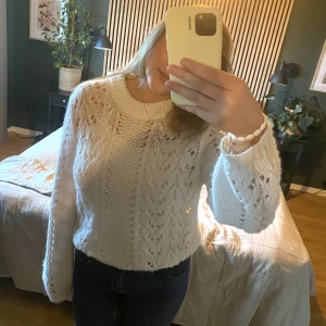 Stickad tröja  - Jättefin stickad tröja från NA-KD. Säljer då den är aningen liten på mig. I jättebra skick bortsett från en mycket liten och knappt märkbar fläck. Den smälter in i tröjan och syns bara om du kollar riktigt noga. 