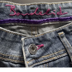Bondelid Jeans  - Jeans från märket Bondelid. Lågmidjade och köpta från second hand för är tyvärr för långa för mig. 
