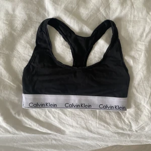 Calvin klein bh - Calvin klein bh i stl S i bra skick, enda e att de vita blivitt lite mörkare från de svarta😇 säljer för 180kr ingen frakt, pris går o diskutera
