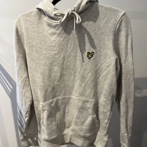 Hoodie lyle & scott - Grå hoodie från lyle & scott Använd i bra skick Nypris 949kr Skick 8/10