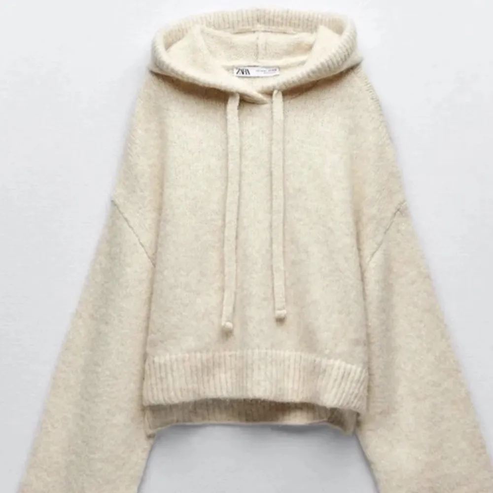 Säljer min trendiga stickade hoodie från zara i storlek XS-S. Den är i mycket bra skick och endast använd fåtal gånger. . Stickat.