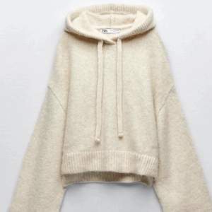 Säljer min trendiga stickade hoodie från zara i storlek XS-S. Den är i mycket bra skick och endast använd fåtal gånger. 