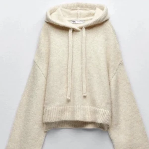Stickad hoodie zara  - Säljer min trendiga stickade hoodie från zara i storlek XS-S. Den är i mycket bra skick och endast använd fåtal gånger. 