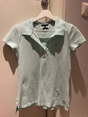Piké - Turkos/ ljusblå piké från hilfiger. Fint skick😍