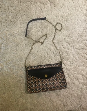 Malene Birger väska  - Malene Birger mini väskan säljs just nu för att den tyvärr inte kommer till användning längre. 