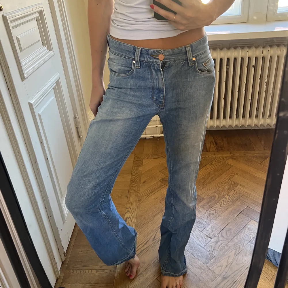 Straight/utsvängda jeans från Whyred köpta vintage. Super fräsch ljusblå tvätt. . Jeans & Byxor.
