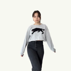 Sweatshirt  - Croppad Tröja  Med ullig panter   Oversized   50kr + frakt eller mötas upp  i Uppsala