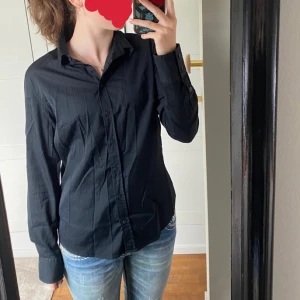 Svart skjorta  - En helt vanlig svart skjorta från lawrence Greg. Köparen står för frakt