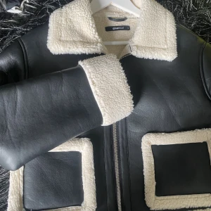 Jacka - Andvänd ett fåtal gånger men inga  skador tecken på andvändning. Teddy i hela jackan så den är varm och skön.