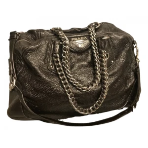 Prada  - Stor läder axelväska perfekt till skolan, jobbet eller som en mindre weekend bag! Modellen heter Cervo lux i färgen ebony. ( svart/brun den glittrar även lite) Köpt på vestaire för drygt ett år sen! Kmr med dustbag, och kvitto/äkthetsbevis ifrån vestaire!