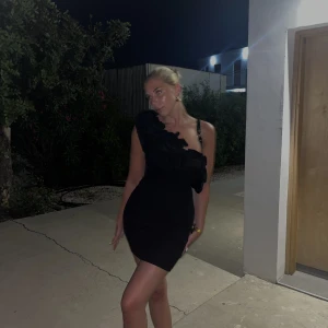 Svart klänning - Heej! Säljer denna klänning, endast använd 1 gång😍